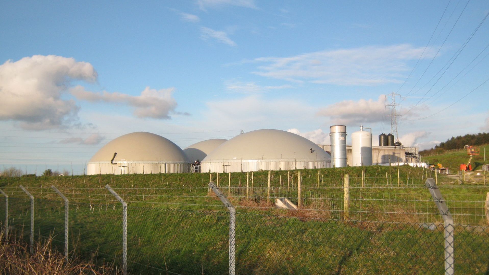Fotografia di digestori a cupola e apparecchiature dell’impianto biogas di Fraddon, Cornovaglia